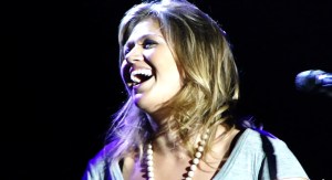 Kelly_Clarkson_live_in_Sudbury_2011