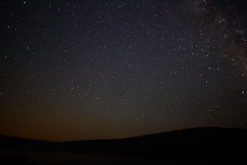 800px-Spruce-knob-lake-west-virginia-night-sky-stars_-_West_Virginia_-_ForestWander