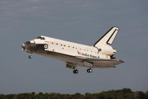 Space_Shuttle_Atlantis_landing_at_KSC_following_STS-122