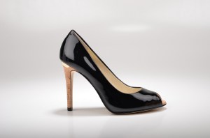 Michael_Kors_Keegan_Pump_Peep-Toe_High_Heel_mit_Korkabsatz_40S4KEMP1A_Lackleder_schwarz_(2)_(16444252016)