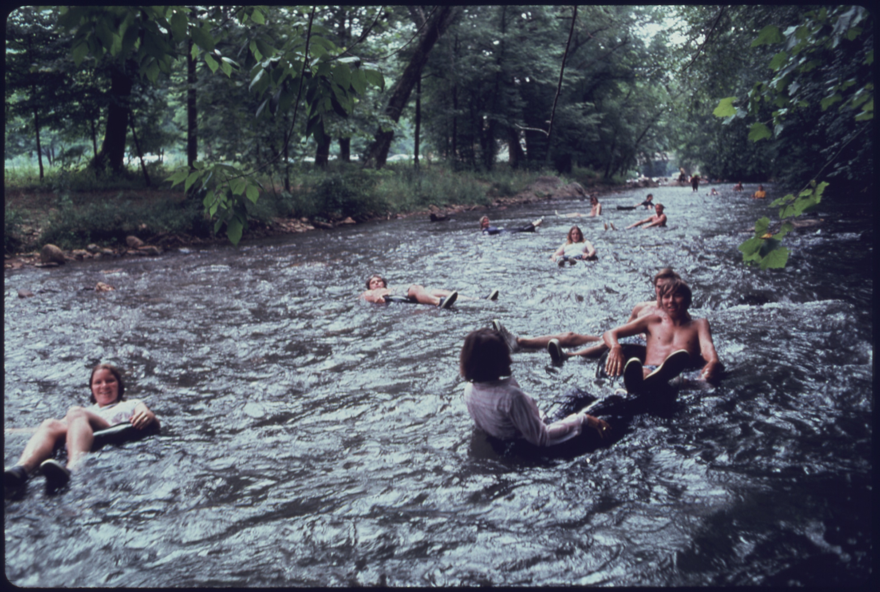 CHATTAHOOCHEE_RIVER_AT_HELEN_IS_A_POPULAR_SPOT_TO_BEGIN_INNER_TUBE_FLOAT_EXCURSIONS._THESE_YOUTHS_ARE_PART_OF_A_GROUP..._-_NARA_-_557740